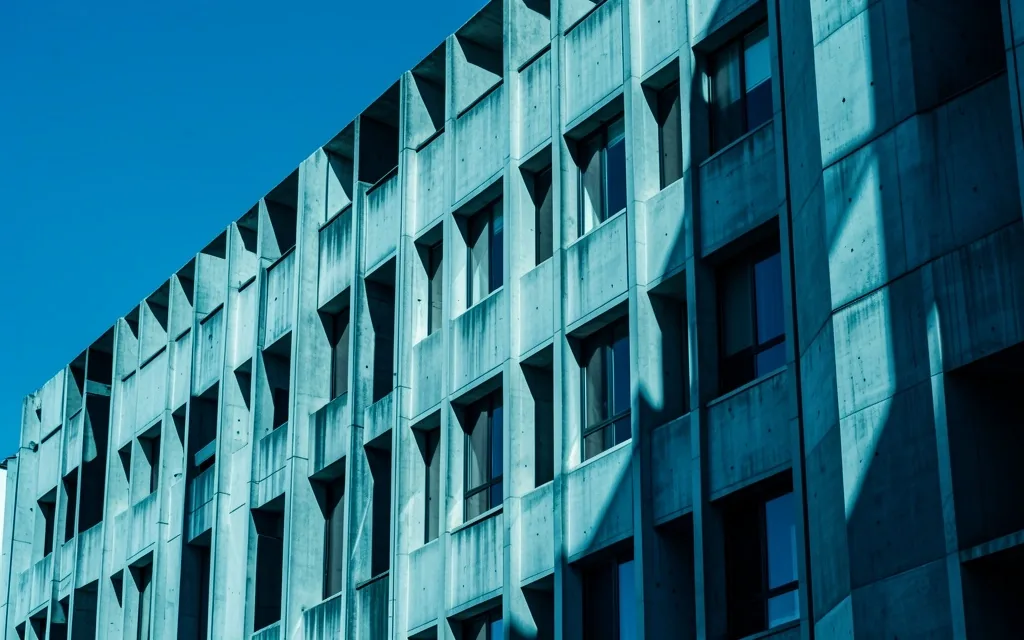 Edificio brutalista con líneas geométricas en Buenos Aires