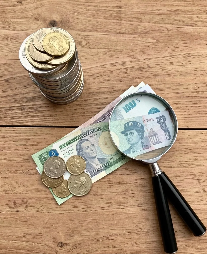 Billetes y herramientas de diagnóstico financiero